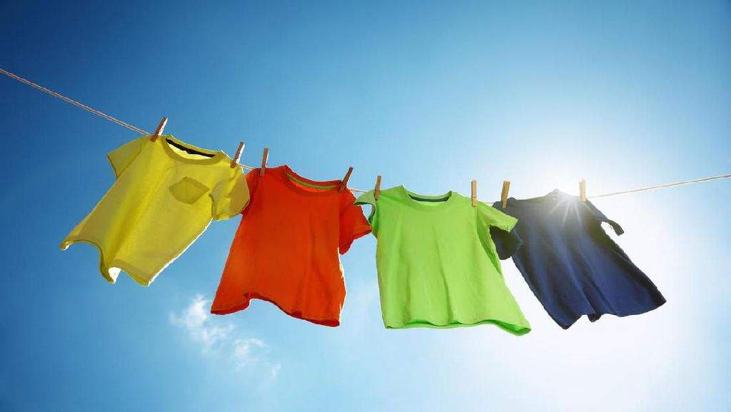 Tips Mengeringkan Kaos Polos Tanpa Jemuran